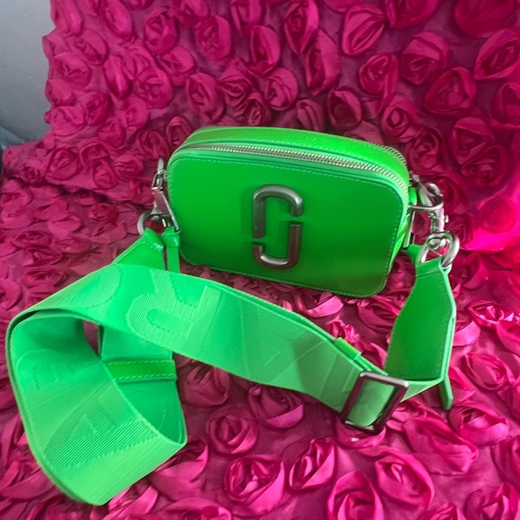 MARC JACOBS The Utility Snapshot Apple Leather Camera Bag - Picture 3 of 11